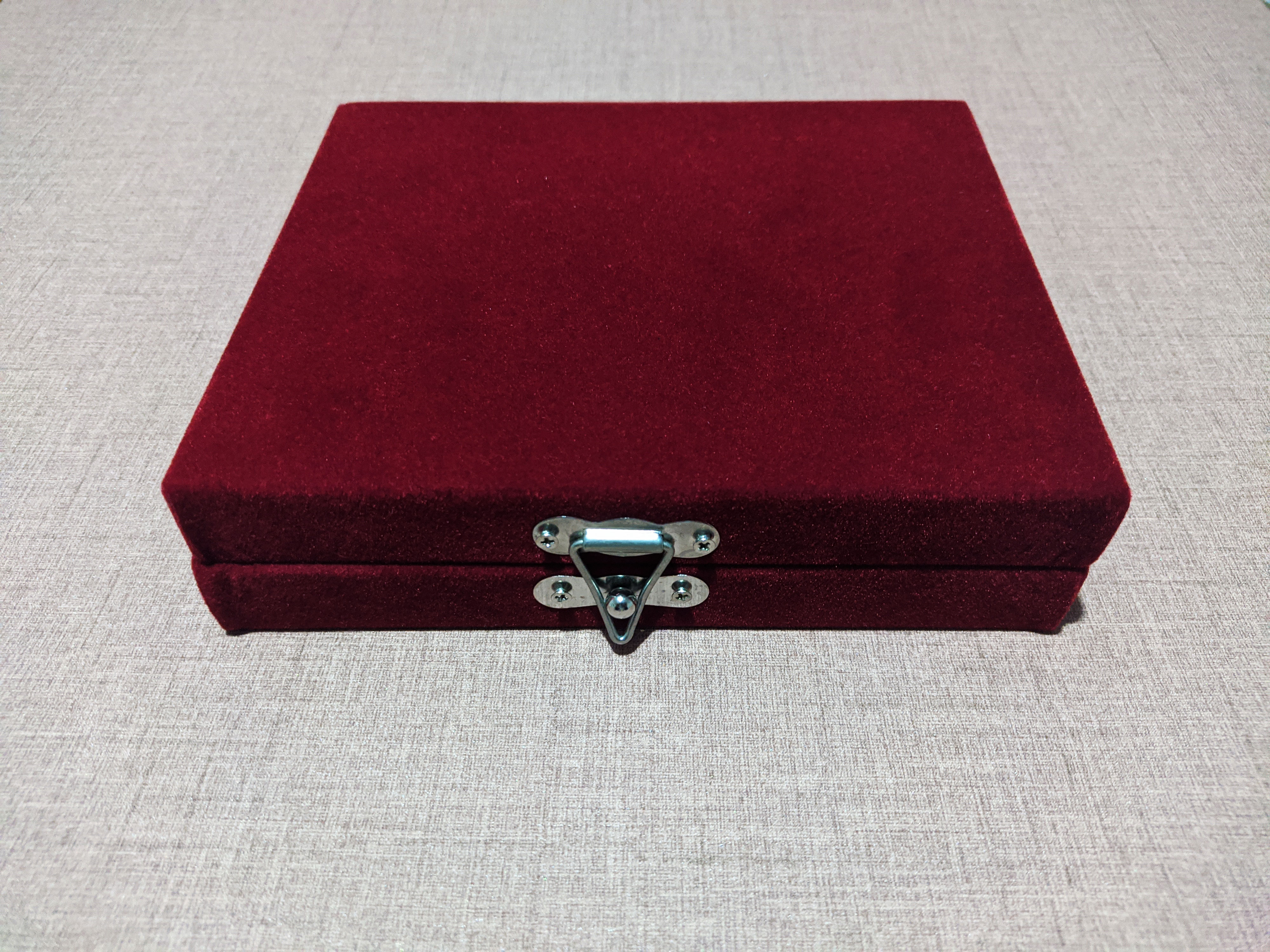 estojo para placas de homenagem com fecho externo e com aba