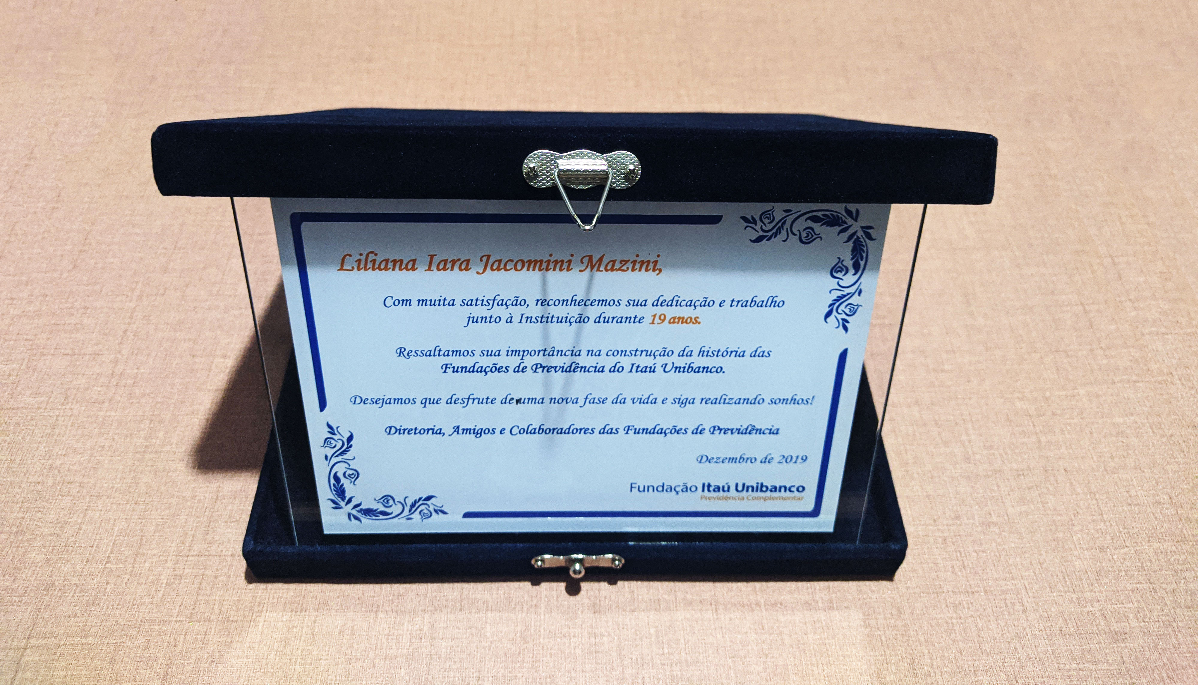 estojo para placas de homenagem com fecho externo