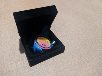 estojo para medalha com aba, foto com o estojo aberto
